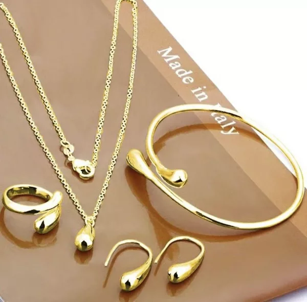 Bisutería Jewelry compuesto por: Collar, Pendientes, Pulsera y Anillo