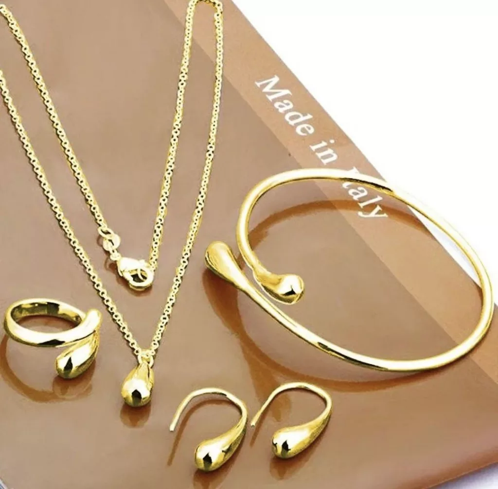 Bisutería Jewelry compuesto por: Collar, Pendientes, Pulsera y Anillo