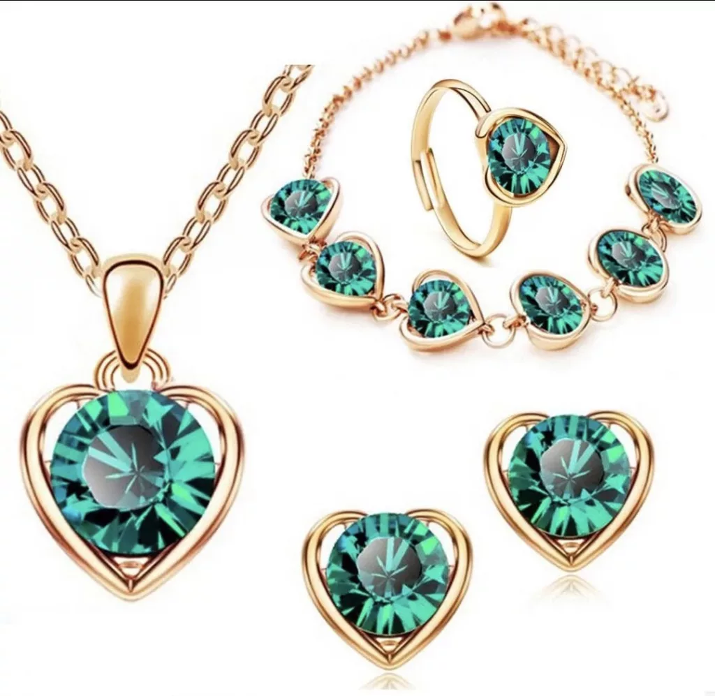 Conjunto de Bisutería Jewelry compuesto por: Collar, Pendientes, Pulsera y Anillo