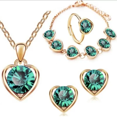 Conjunto de Bisutería Jewelry compuesto por: Collar, Pendientes, Pulsera y Anillo