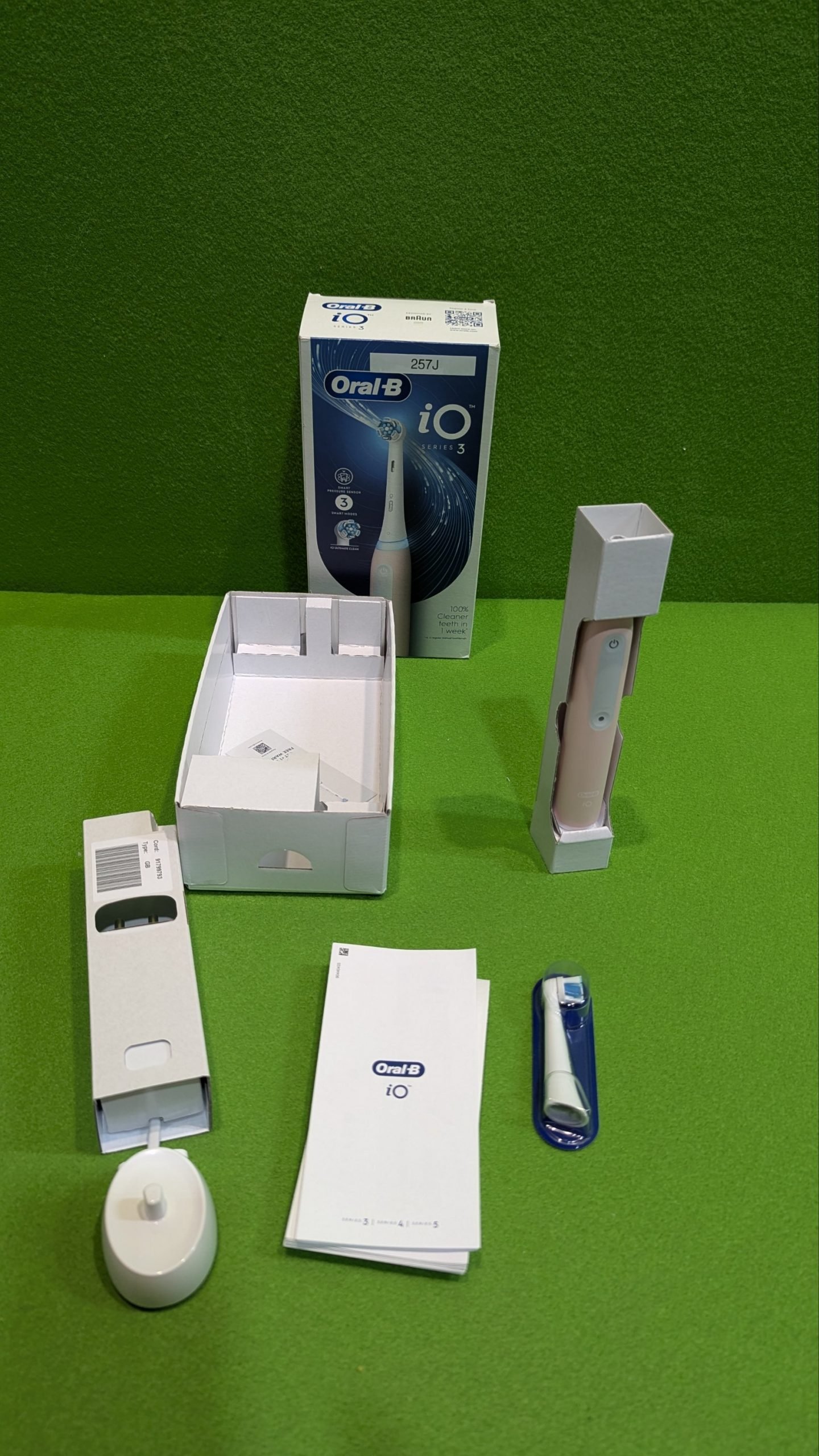Oral-B Cepillo de dientes eléctrico iO3 para adultos - Imagen 2