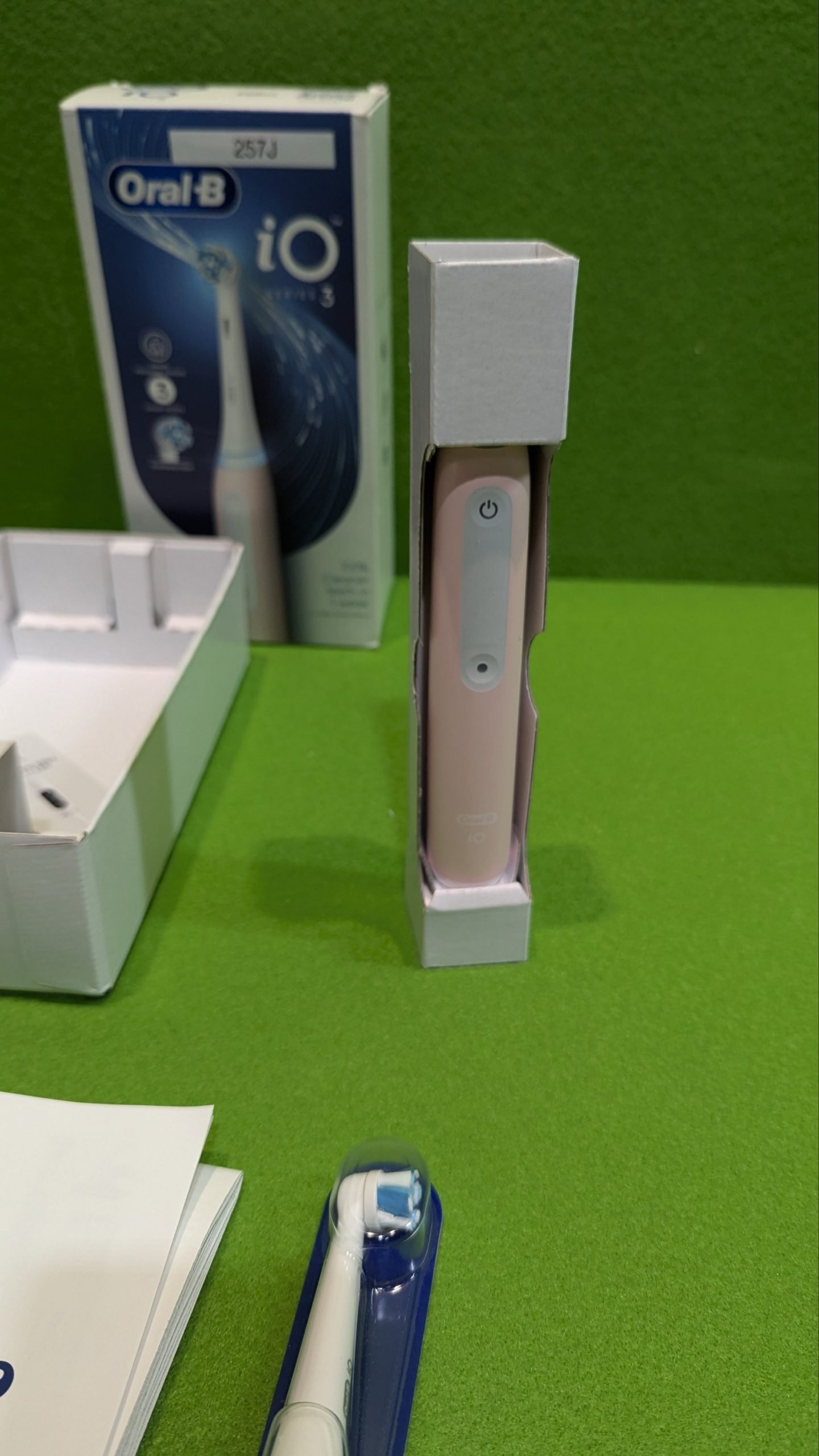 Oral-B Cepillo de dientes eléctrico iO3 para adultos - Imagen 4