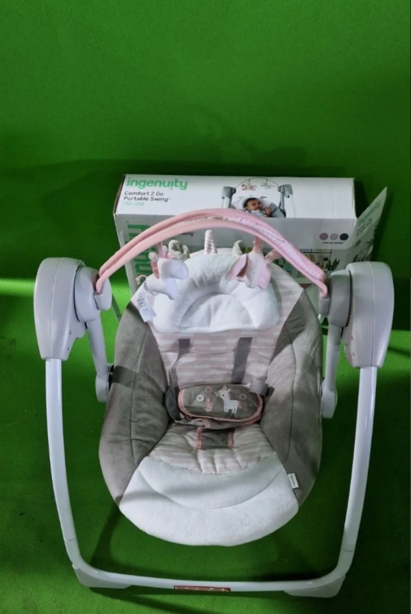 Ingenuity, Columpio Compacto y Plegable Flora el Unicornio - Imagen 2