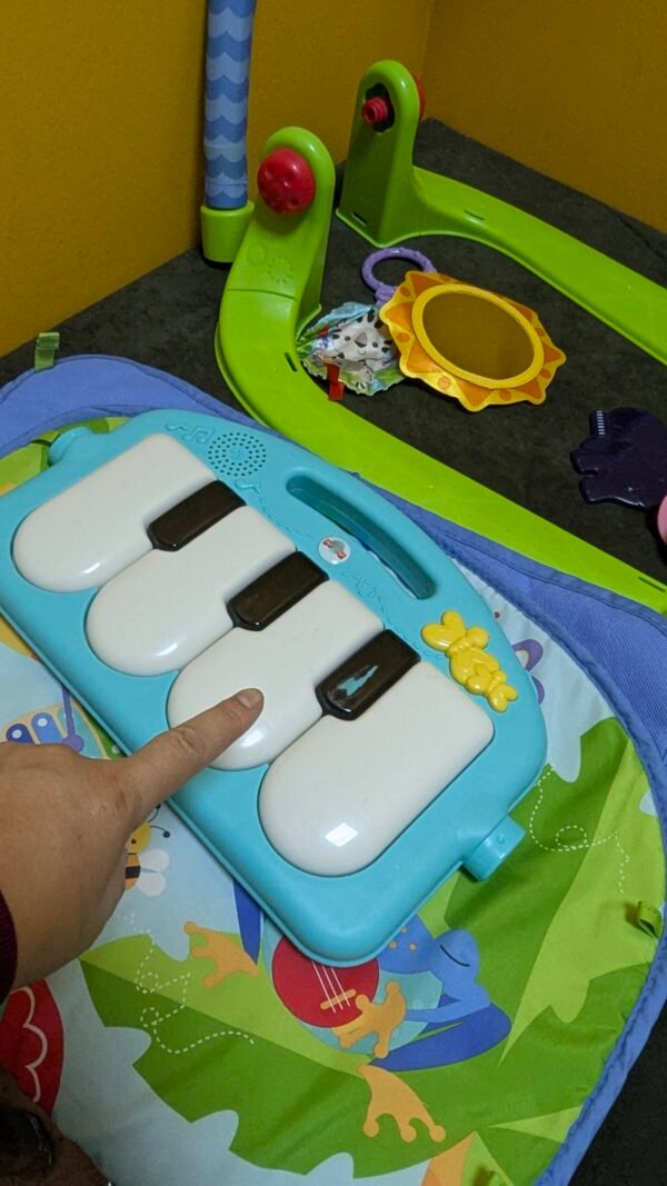 Fisher-Price Alfombra gimnasio para bebés con piano - Imagen 9
