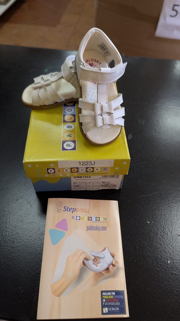 Sandalia Pablosky de piel en T con velcro y lazos talla 20 - Imagen 2