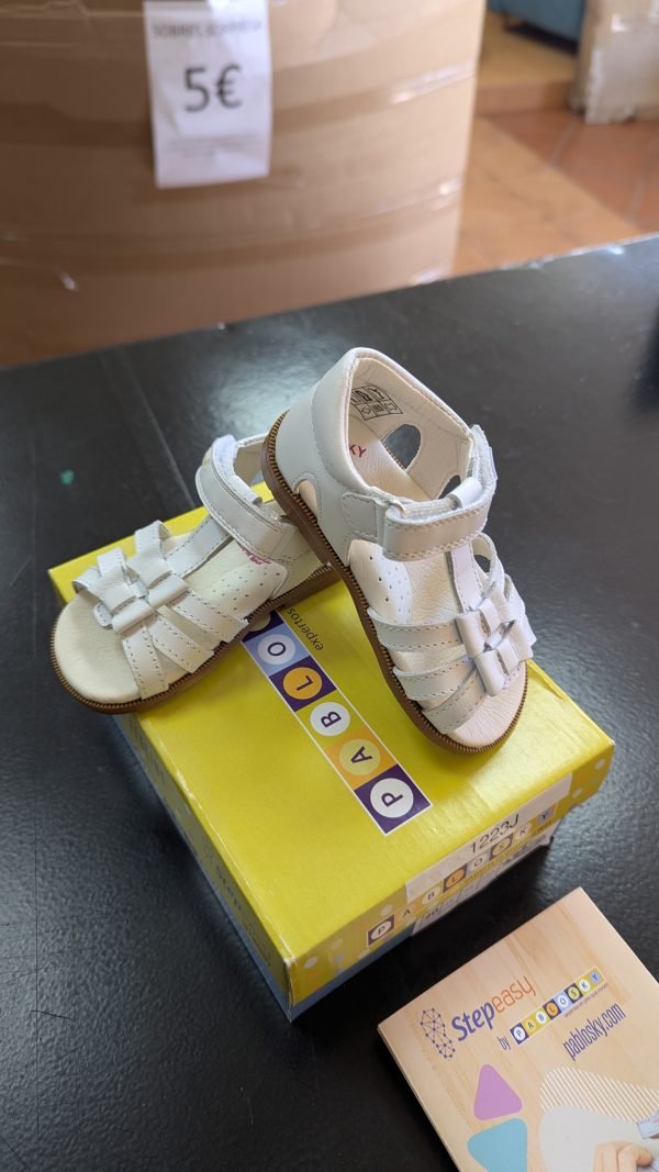 Sandalia Pablosky de piel en T con velcro y lazos talla 20 - Imagen 4