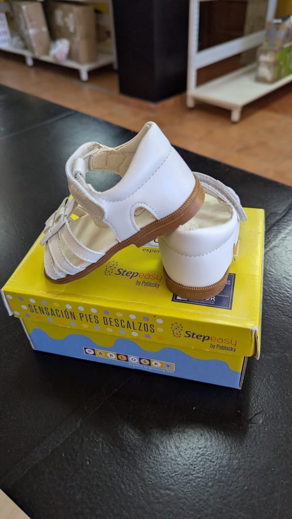 Sandalia Pablosky de piel en T con velcro y lazos talla 20 - Imagen 3