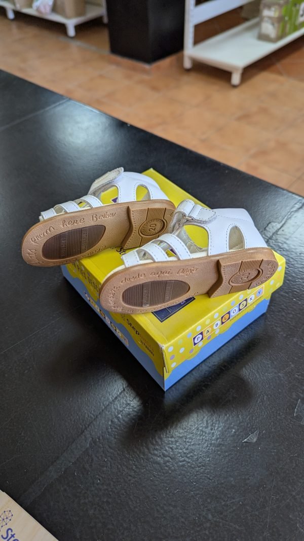 Sandalia Pablosky de piel en T con velcro y lazos talla 20 - Imagen 7