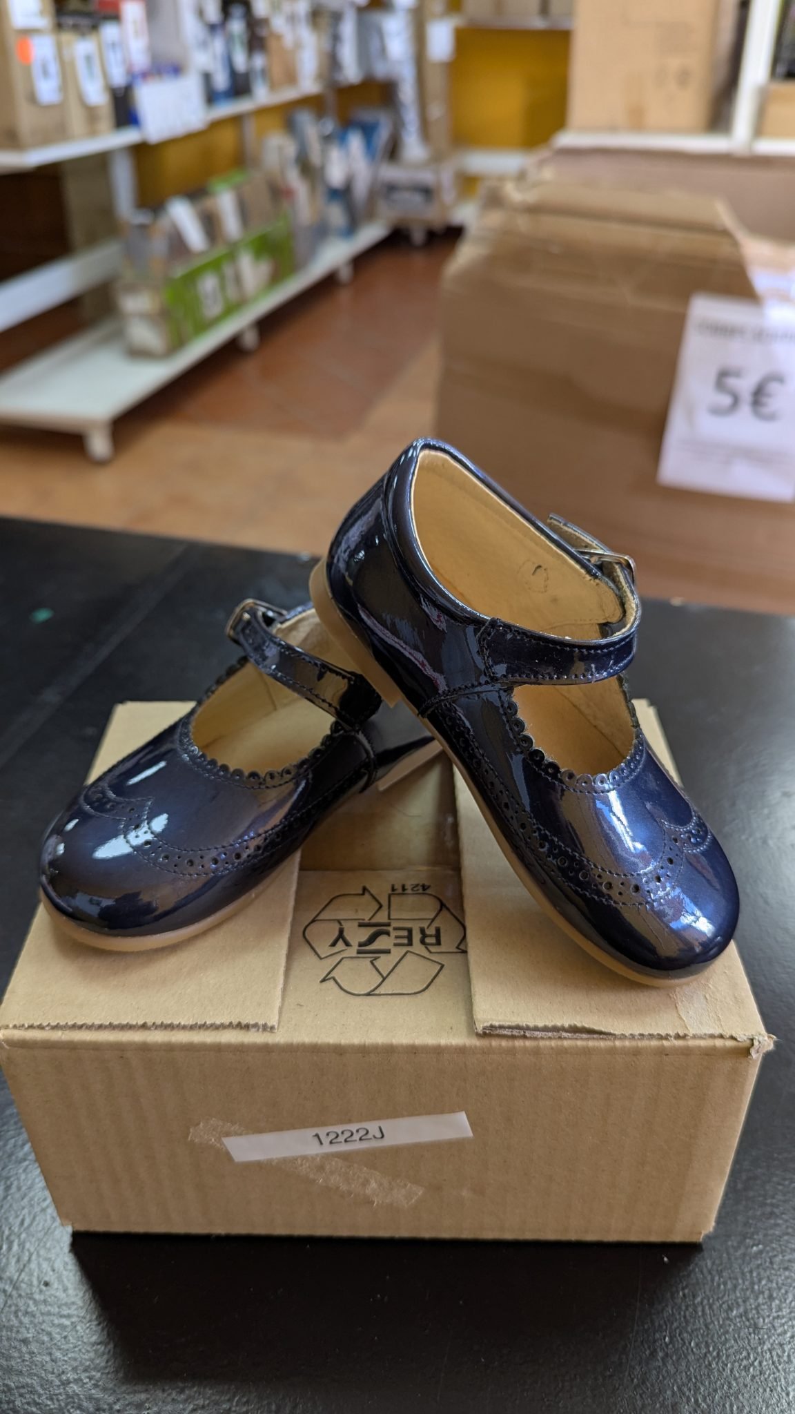 Merceditas charol de piel azul talla 25